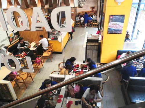 從下崗到餐飲創(chuàng)業(yè)，夫妻攜手兩年開(kāi)上大奔馳