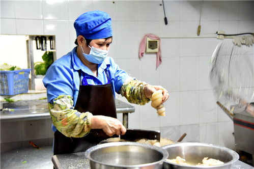 膳食服務(wù)中心守好“三道門(mén)”，筑牢戰(zhàn)疫餐桌安全防線